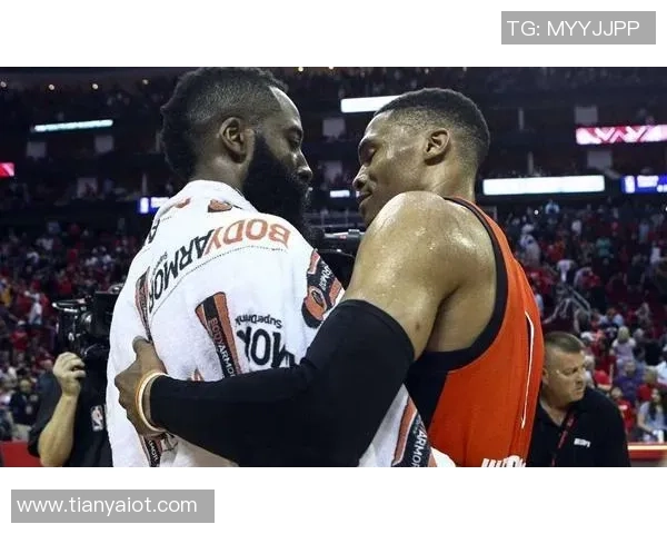 火箭队与雷霆队激战正酣NBA精彩对决引发球迷热议