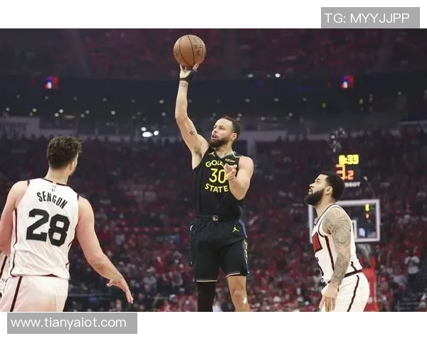 火箭队与勇士队激战正酣CCTV全程直播精彩赛事回顾与分析